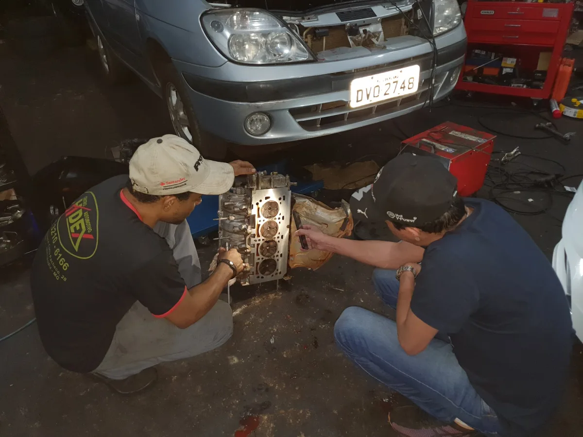 Mecânicos da HenriCar trabalhando no motor de um carro