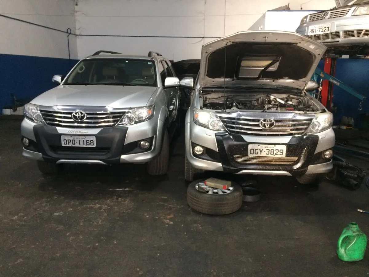 Caminhonetes em manutenção na oficina HenriCar, em Uberlândia